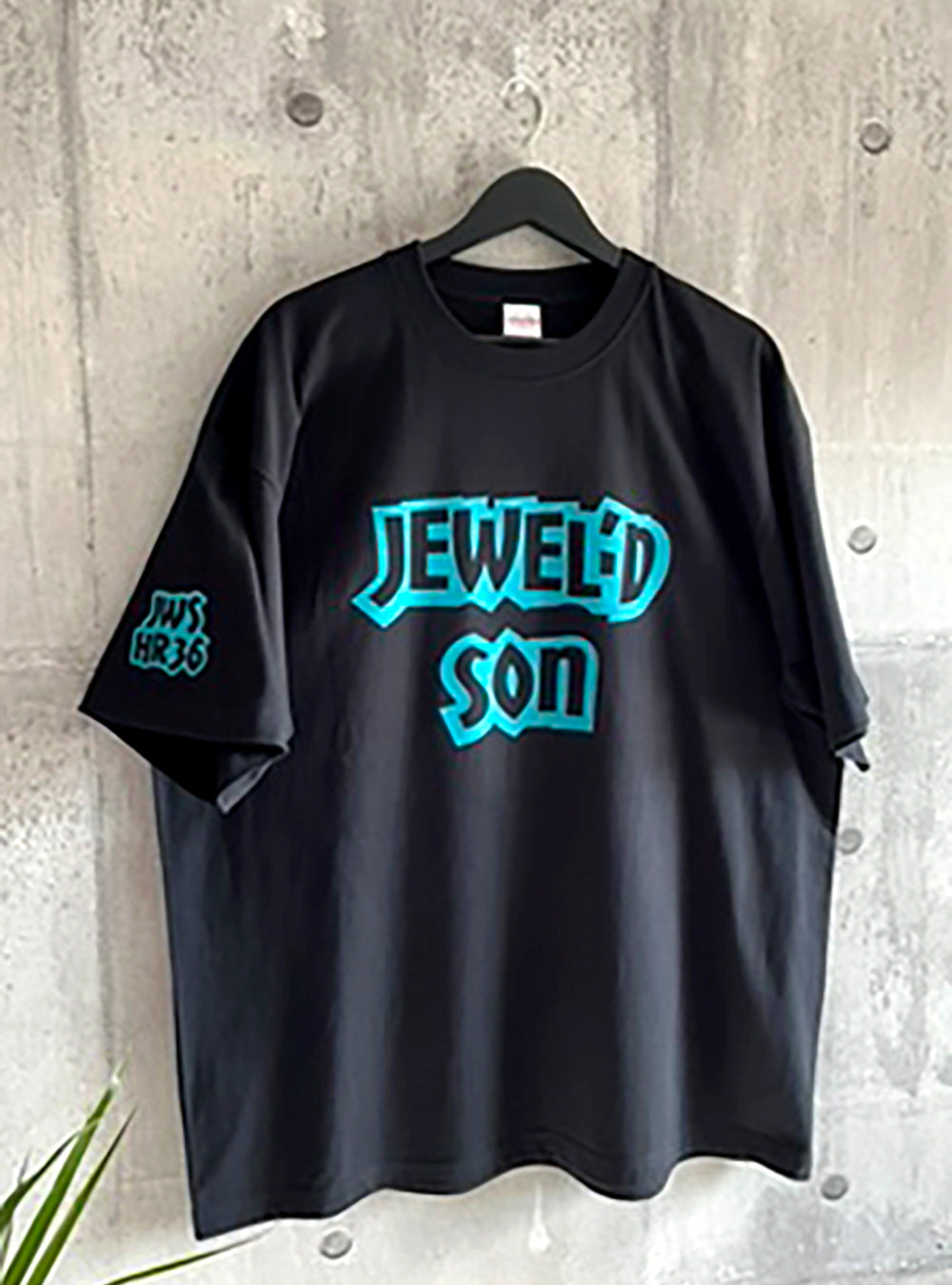 オーバーサイズで着るPOPロゴTシャツ