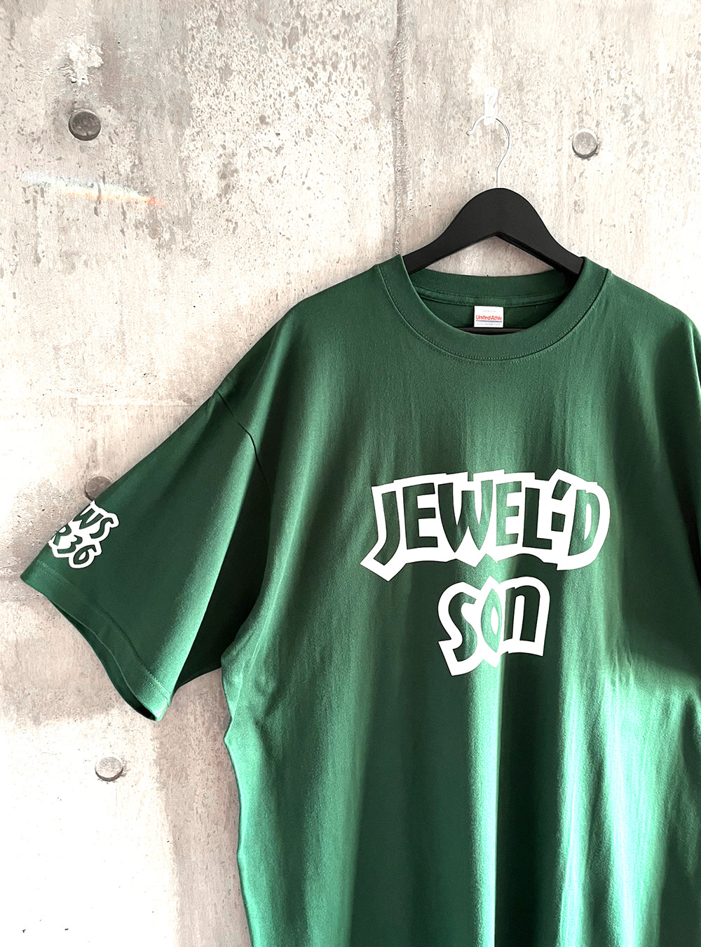 オーバーサイズで着るPOPロゴTシャツ