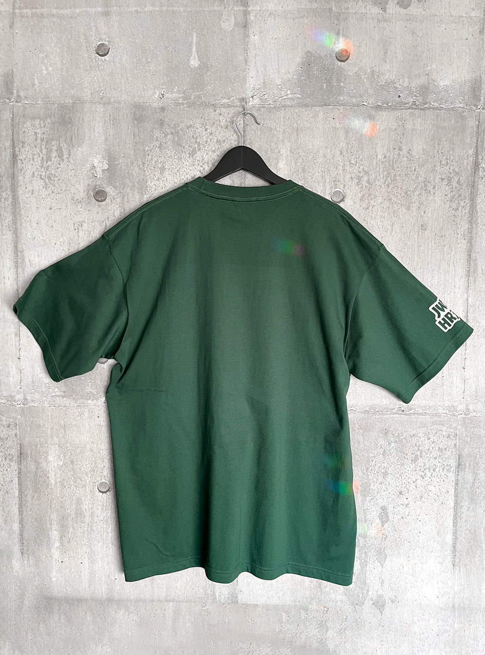 オーバーサイズで着るPOPロゴTシャツ