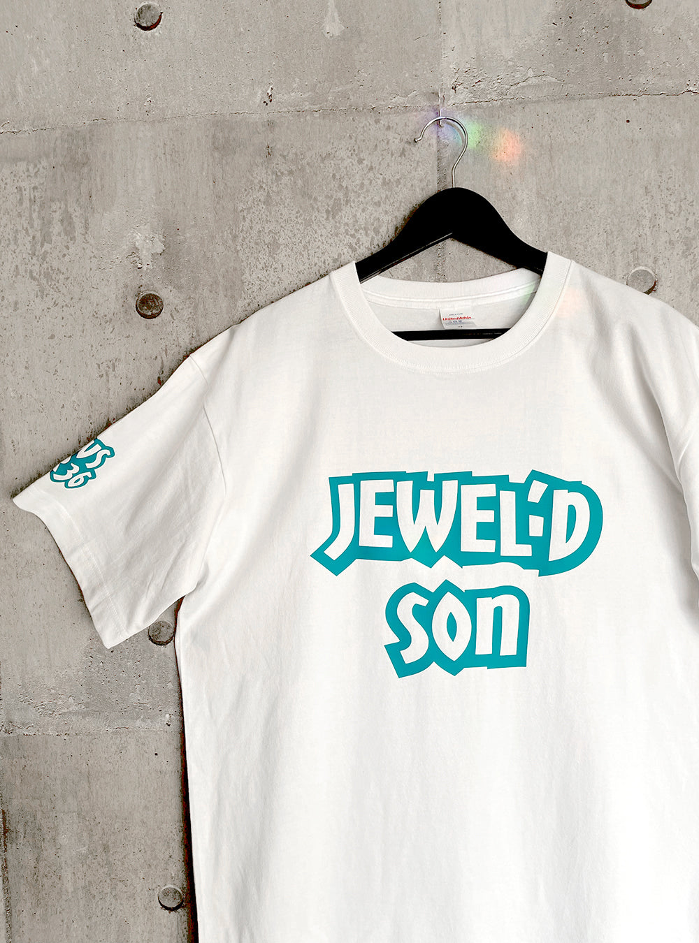 オーバーサイズで着るPOPロゴTシャツ