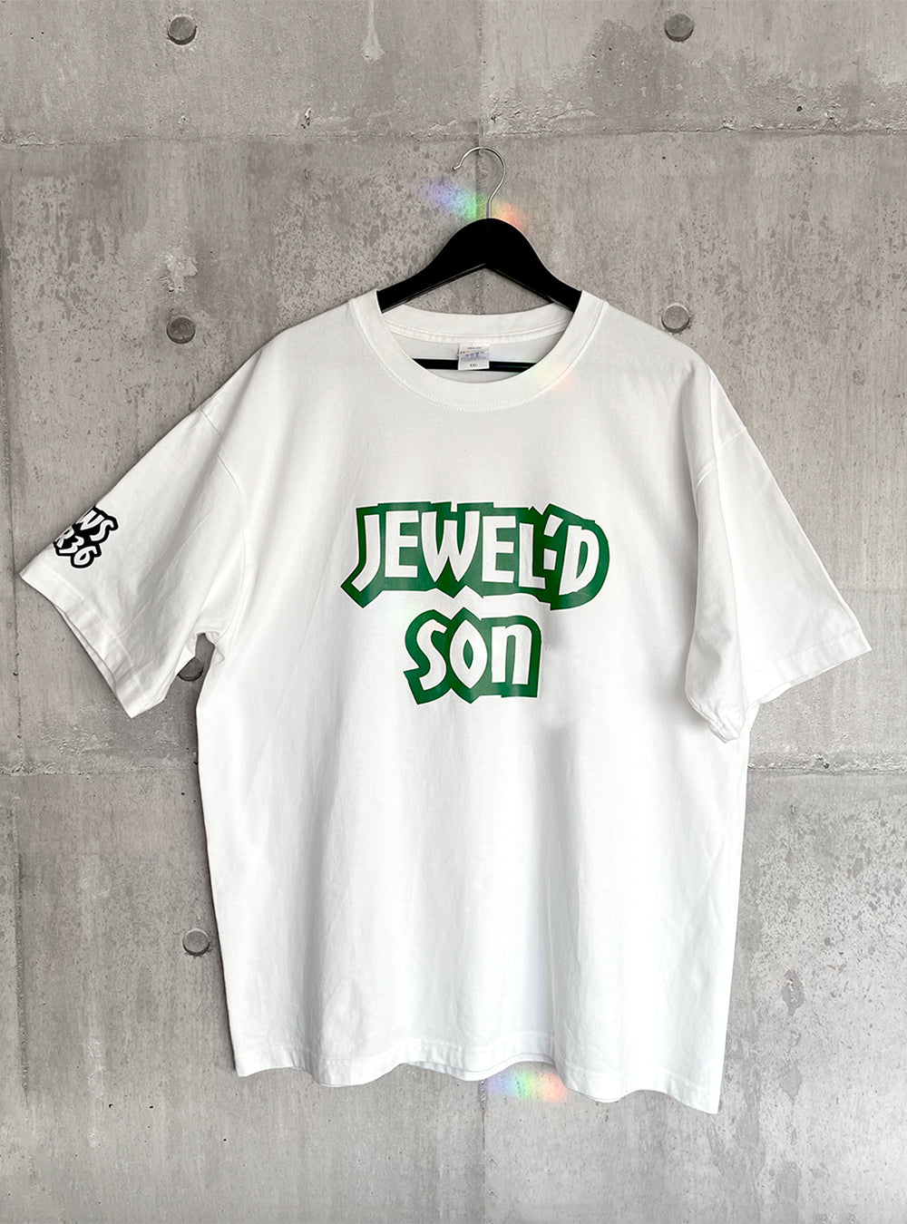 オーバーサイズで着るPOPロゴTシャツ
