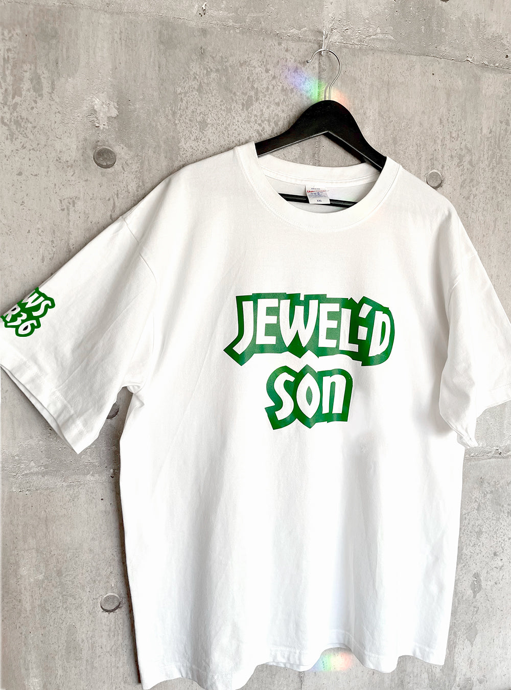 オーバーサイズで着るPOPロゴTシャツ