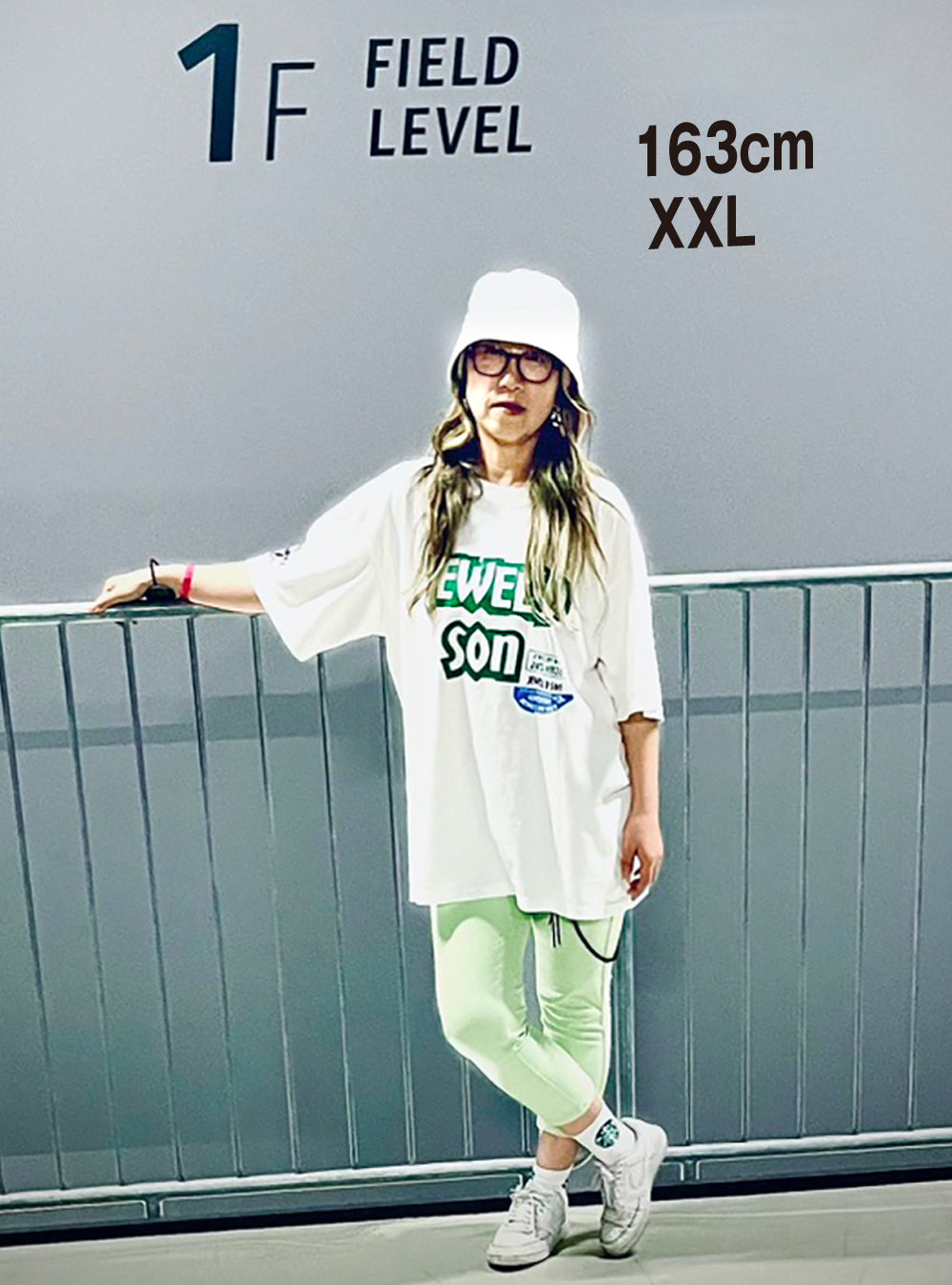 オーバーサイズで着るPOPロゴTシャツ