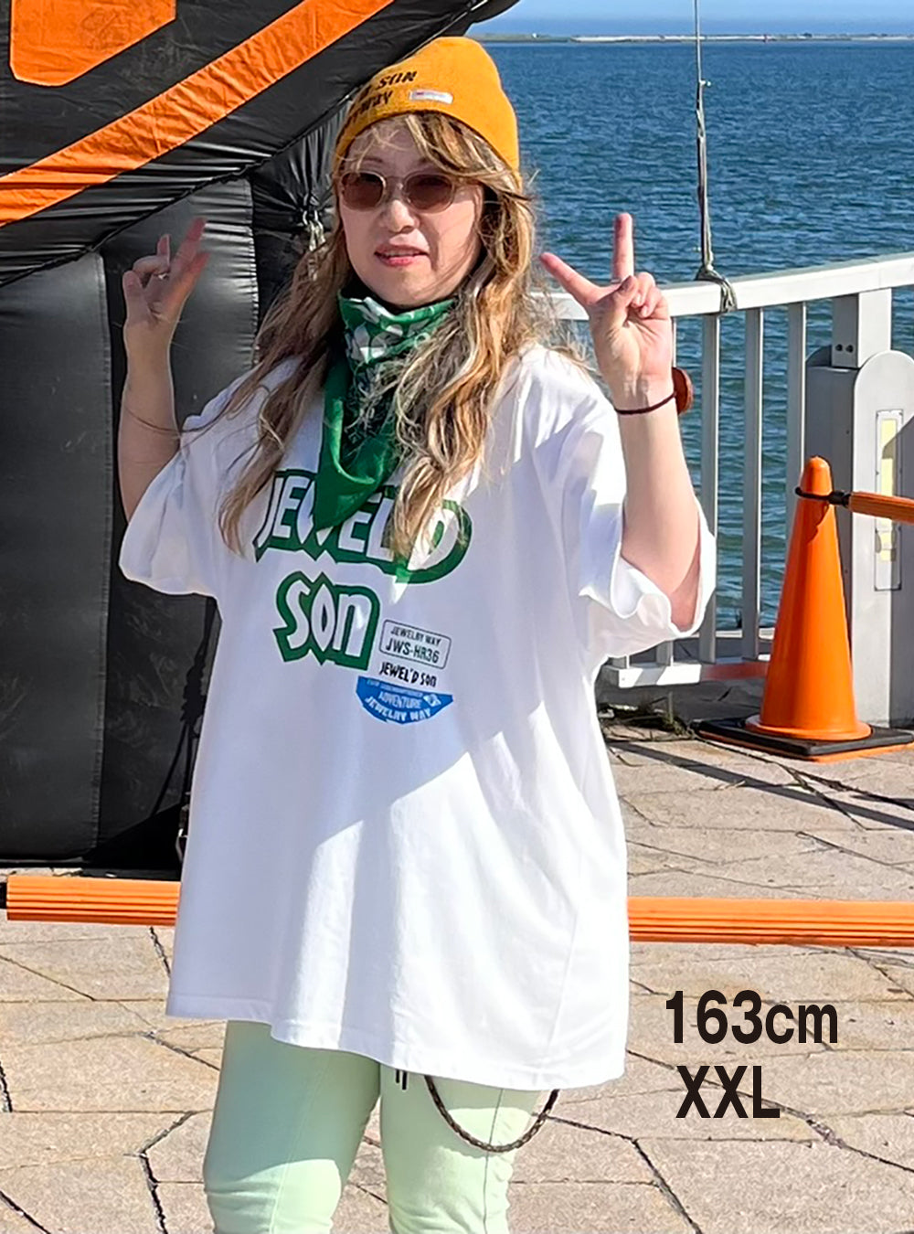 オーバーサイズで着るPOPロゴTシャツ