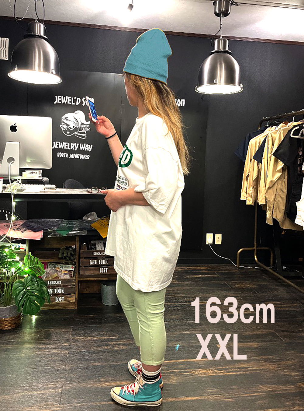 オーバーサイズで着るPOPロゴTシャツ